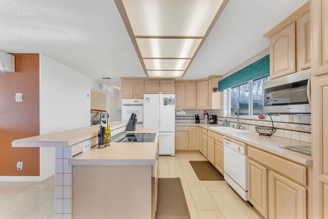 Building Photo - FULLY FURNISHED Home in the Mountains