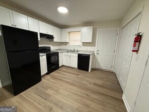 Building Photo - 160 W Paces Dr