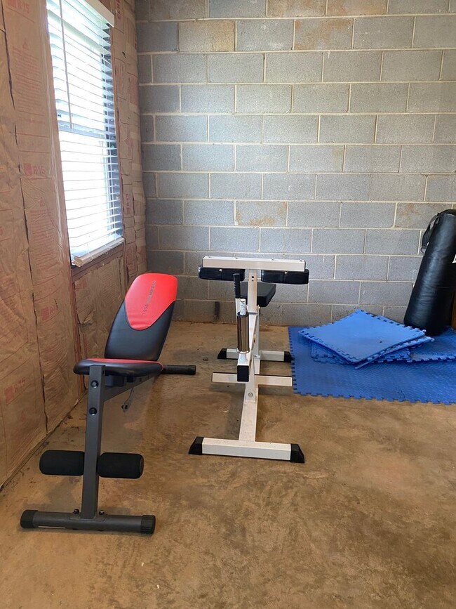 Building Photo - West AVL - Spacious Home in Scenic Bluff Subdivision