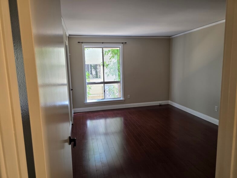 Bedroom - 330 S Mentor Ave