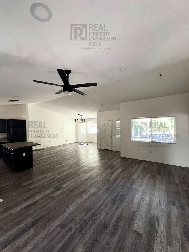 Building Photo - Spacious 2-Bedroom Home on Expansive Lot i...