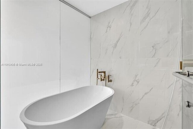 Building Photo - 700 NE 24th St