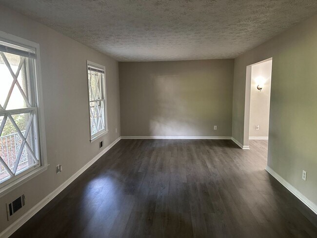 Building Photo - 872 Holly Hedge Rd