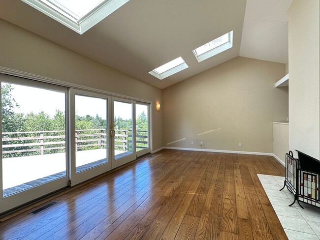 Building Photo - Fabulous LAH home, close town location, sp...