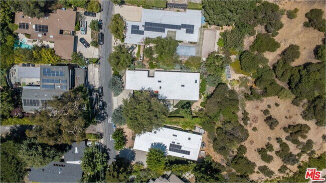 Building Photo - 8967 Wonderland Park Ave
