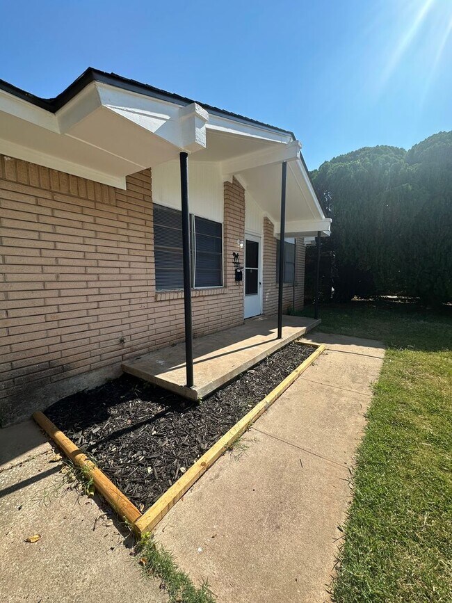 Building Photo - 3 bed 1.5 bath 1 car garage
