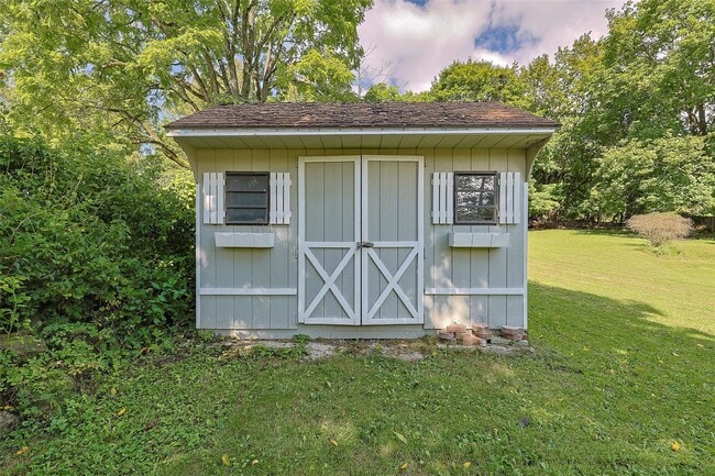 Building Photo - 18 Maples Ln