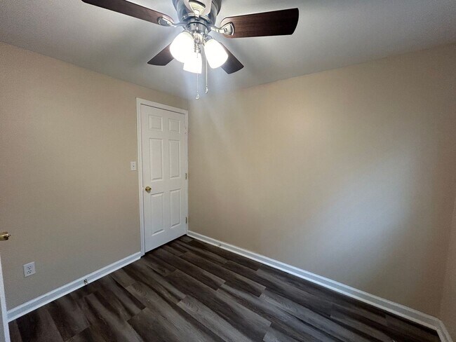 Building Photo - Welcome to this charming Ranch style home!