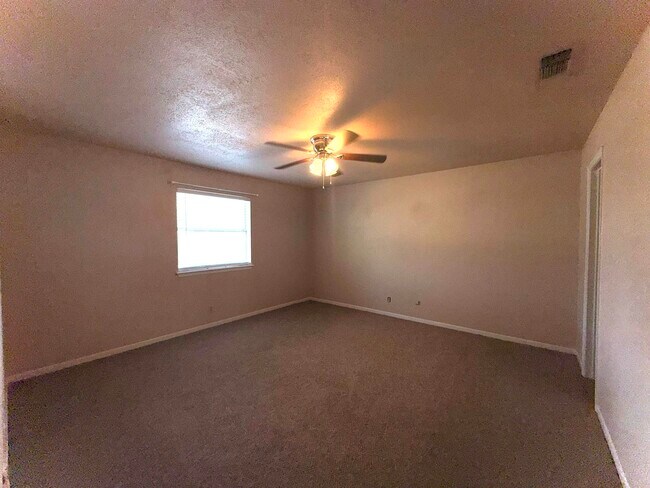 Building Photo - 901 Eden Ln