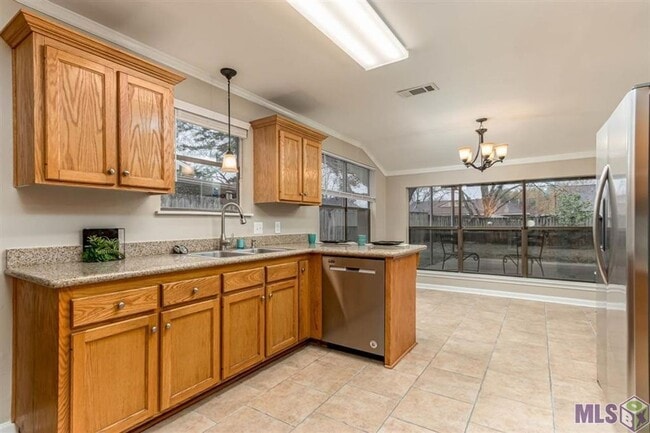 Building Photo - Stylish, Spacious & In a Prime Baton Rouge...