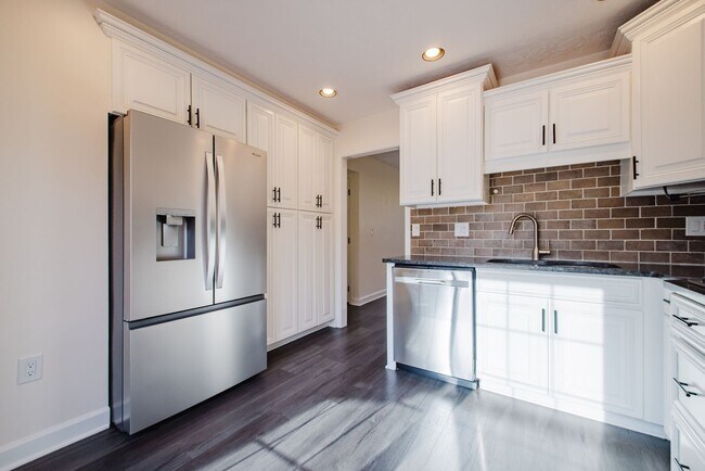 Building Photo - Move-in-ready 3 bed / 3 Full Bath In Louisville's Four Seasons — Fully Updated, No Carpet, Fiber ...