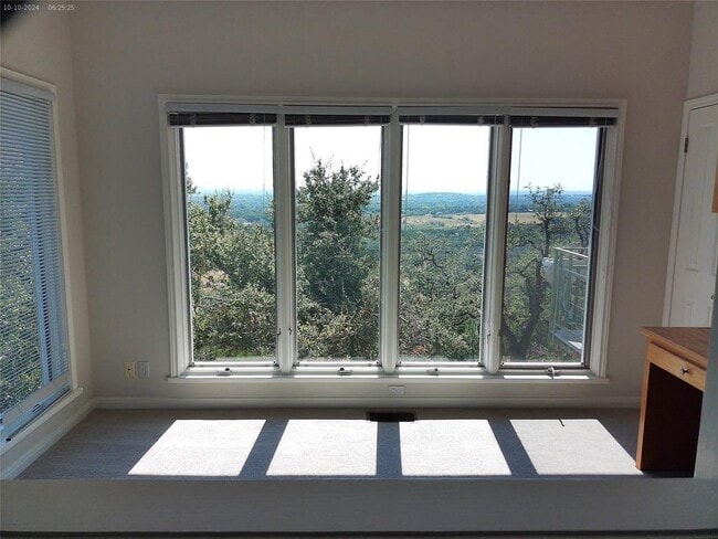 Building Photo - 525 Northwood Hills Dr
