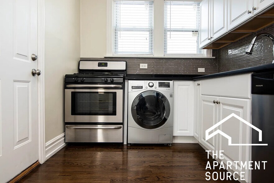 Building Photo - 3819 1/2 N Greenview Ave