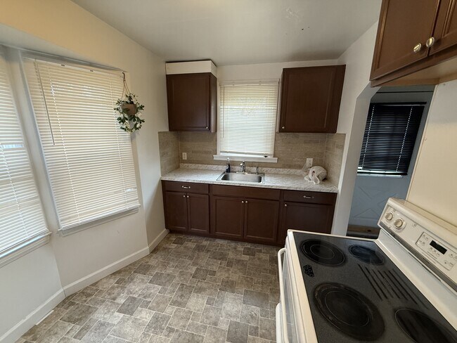 Building Photo - 18792 Kenosha St