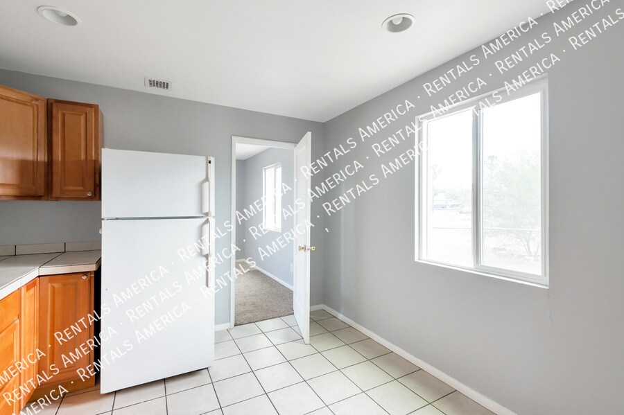 Building Photo - 442 E Linden St