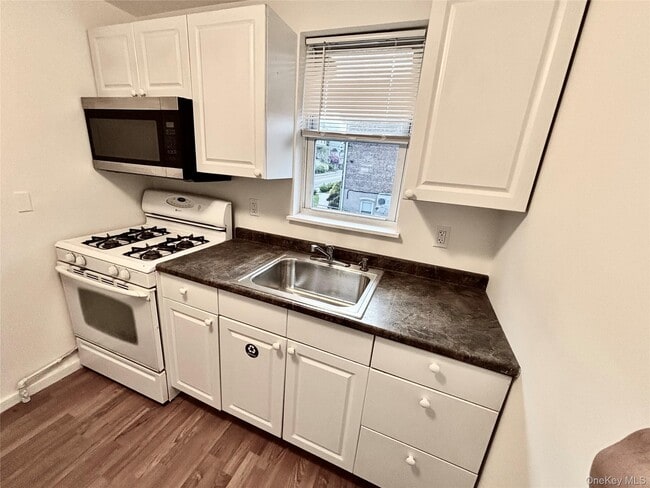 Building Photo - 28 Davis St