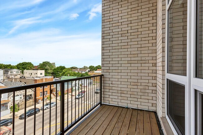 Building Photo - 2443 N Western Ave