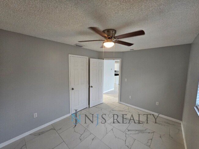 Building Photo - REDUCED PRICE!!!!  MUST SEE.. BEAUTIFUL IN...
