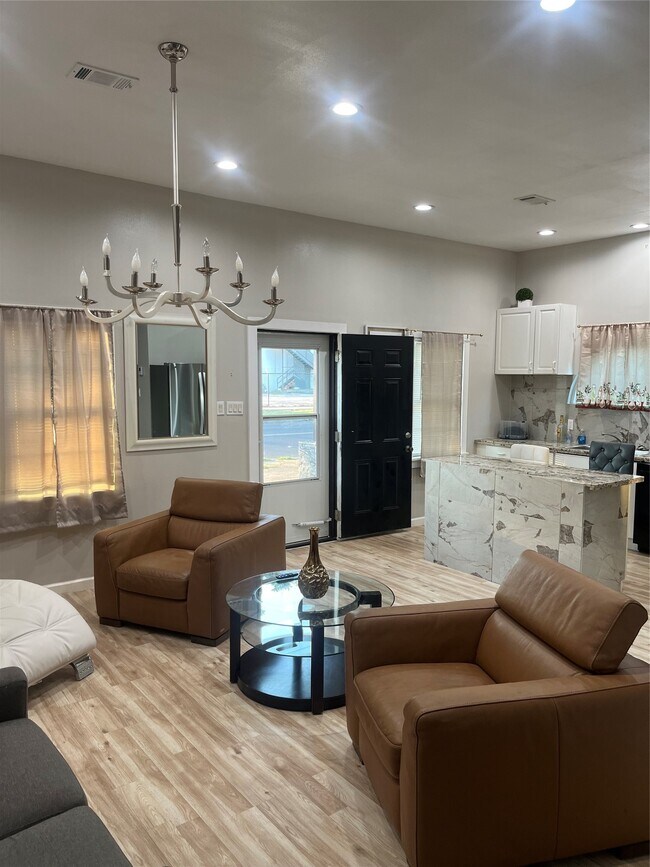 Building Photo - 3209 Ennis St