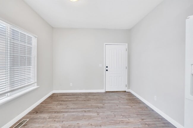 Building Photo - 69 360 W