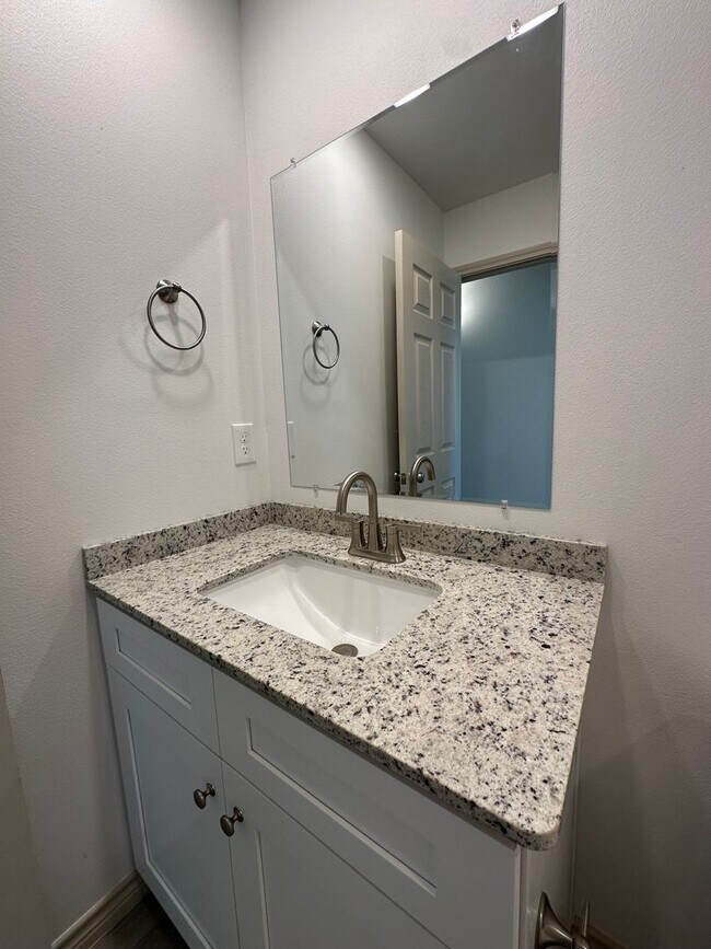 Building Photo - Fresh, Modern, and Move-In Ready!