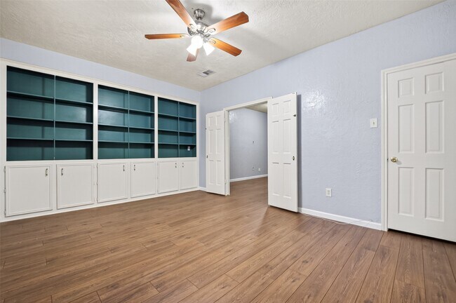 Building Photo - 8103 Oak Moss Dr