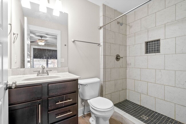 Building Photo - Large 2 Bedroom Condo For Rent Near Downtown Clarksville!