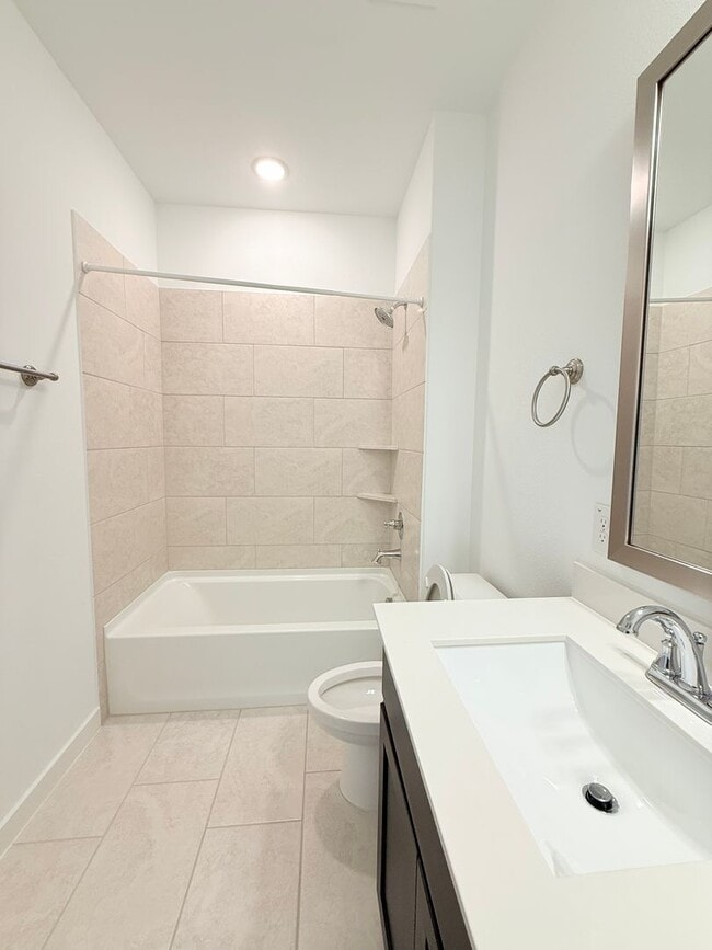 Building Photo - AVAILABLE NOW -Stunning 3-Bedroom Townhome Overlooking Greenbelt in Plano ISD 600 Collier Drive