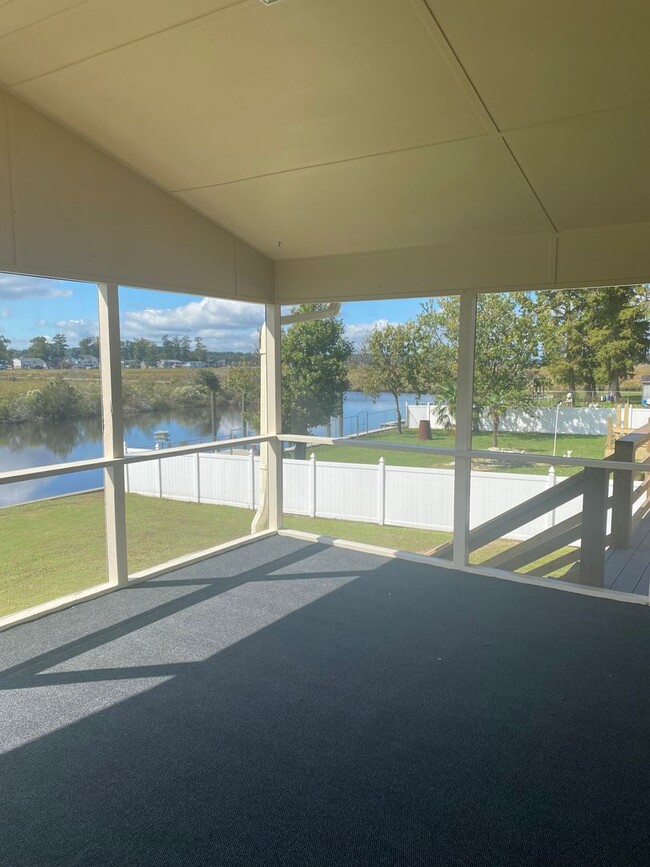 Building Photo - Waterfront 3 bedroom 2 bath