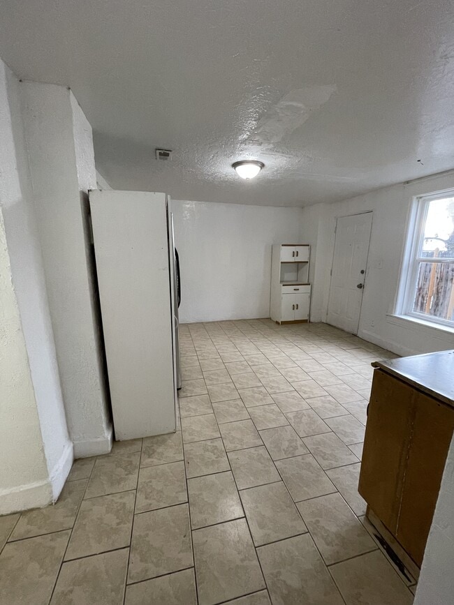 Building Photo - 613 28th St