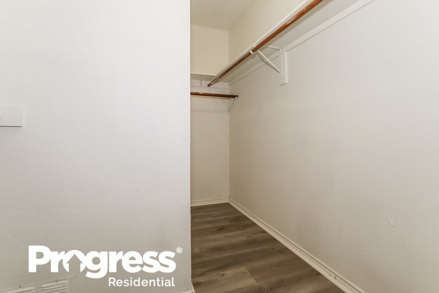 Building Photo - 1201 Cardinal Oaks Dr