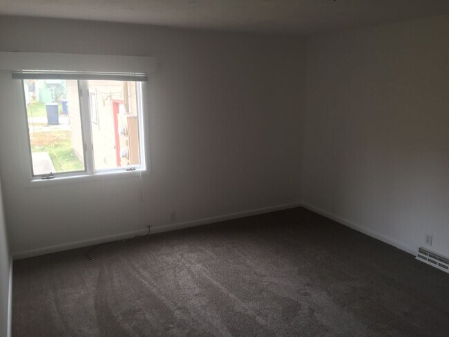 Building Photo - 516 N Willson Ave