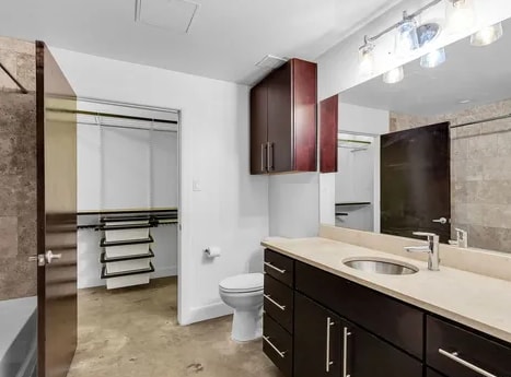 Building Photo - 831 S Flores St