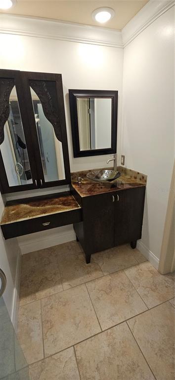 Building Photo - 701 Poinsettia Rd