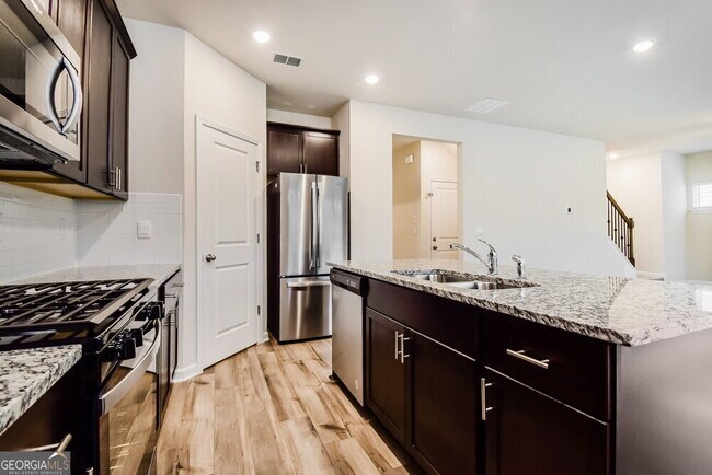 Building Photo - 466 Magnolia Dr
