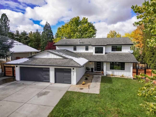 Building Photo - 3390 Thornhill Dr