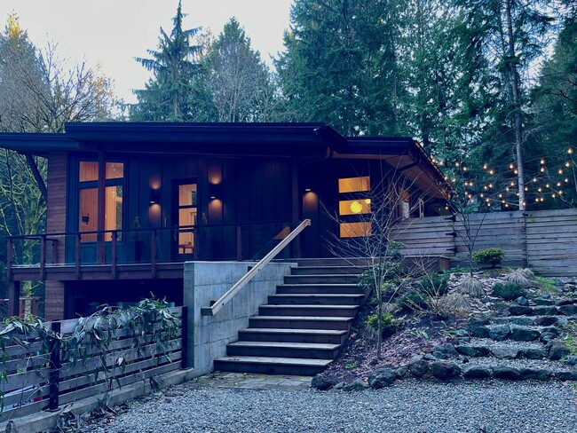 Building Photo - Absolutley stunning custom home in desirab...