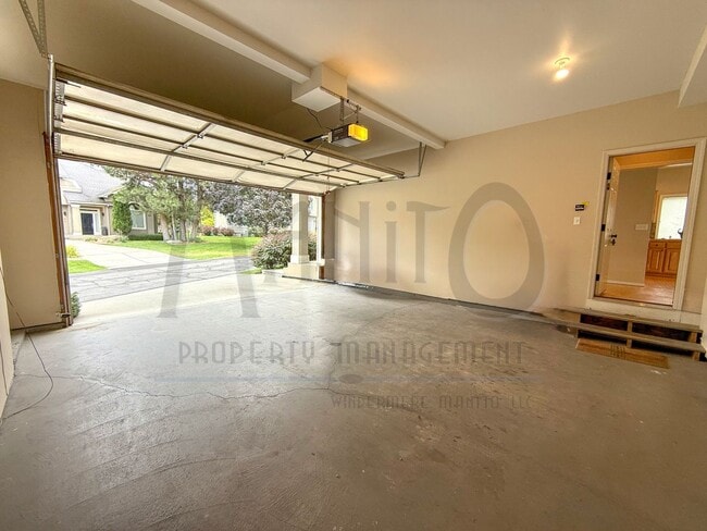 Building Photo - Beautiful Carnahan Crest Townhome