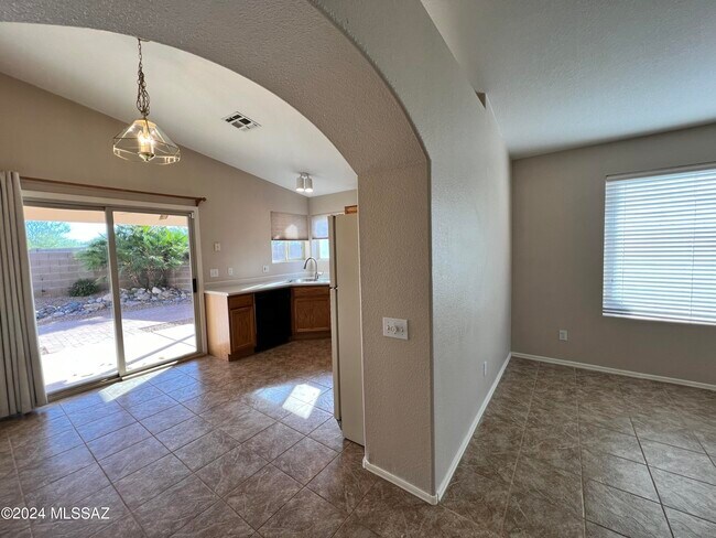 Building Photo - 8820 N Mesquite Bluffs Pl