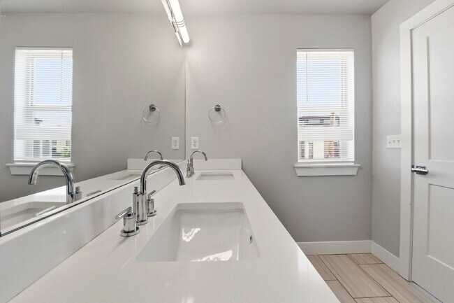 Building Photo - $2,890.95, 2-bed, 2.5-bath, located in Denver with a rooftop terrace.
