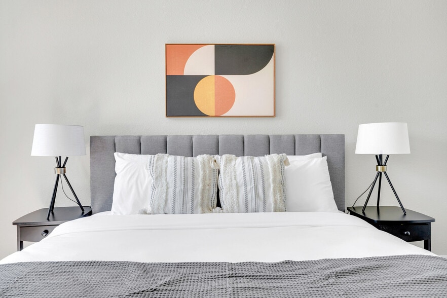 Building Photo - 1265 Lakeside Dr