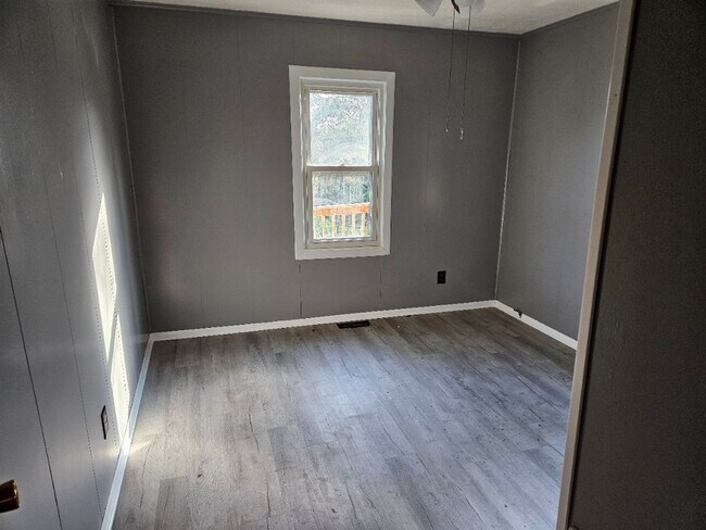 Building Photo - *Knoxville 37914 - 2 bedroom, 1 bath,  han...