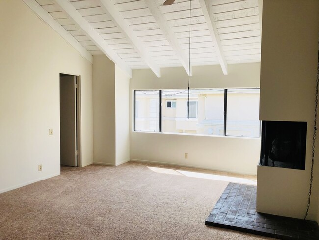 Building Photo - Arcadia 3 Bedroom Condominium – Marble Flo...