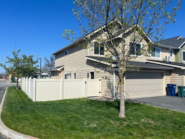 Building Photo - 3 bed, 2.5 bath townhouse in CDA Place!