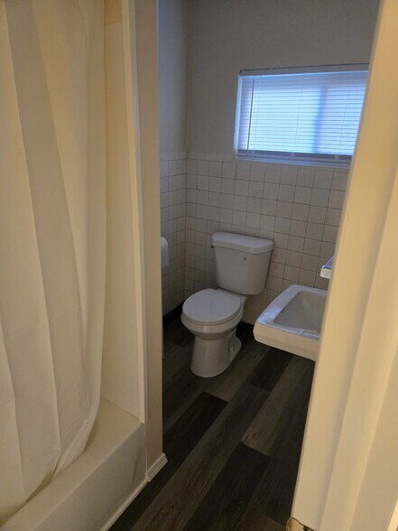 Building Photo - 418 N Center St