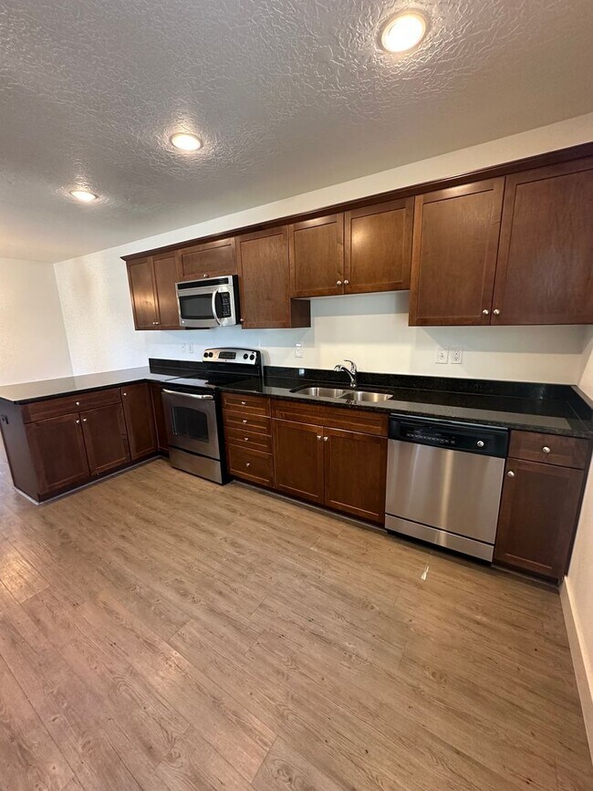 Building Photo - GET $1000 OFF THE FIRST MONTHS RENT!!!