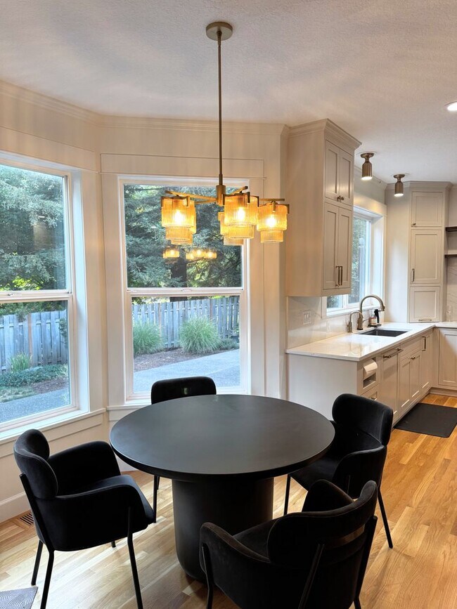 Building Photo - Beautiful West Linn 4 Bedroom Home - An En...