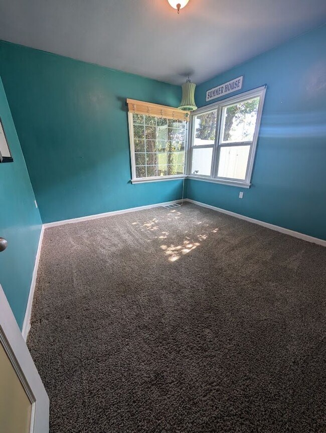 Building Photo - Stunning 4 Bedroom Normal Hill House - Pet-Friendly!