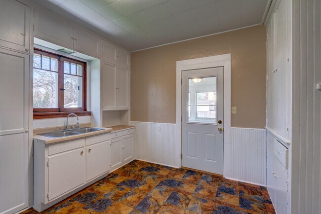 Building Photo - 427 Vernal Ave