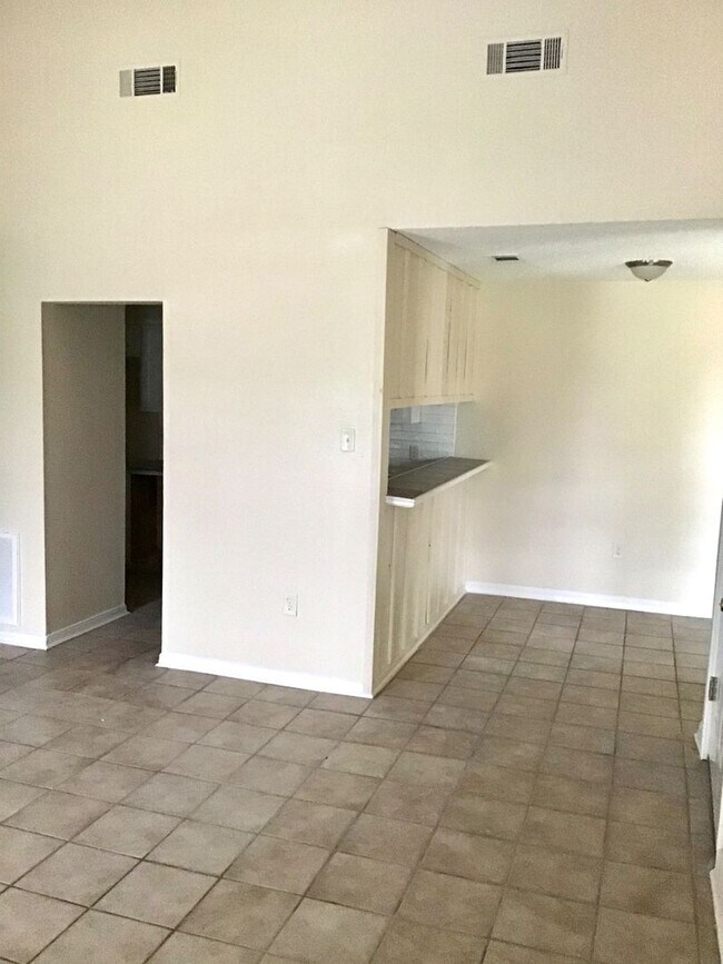 Building Photo - 2132 Gardere Ln